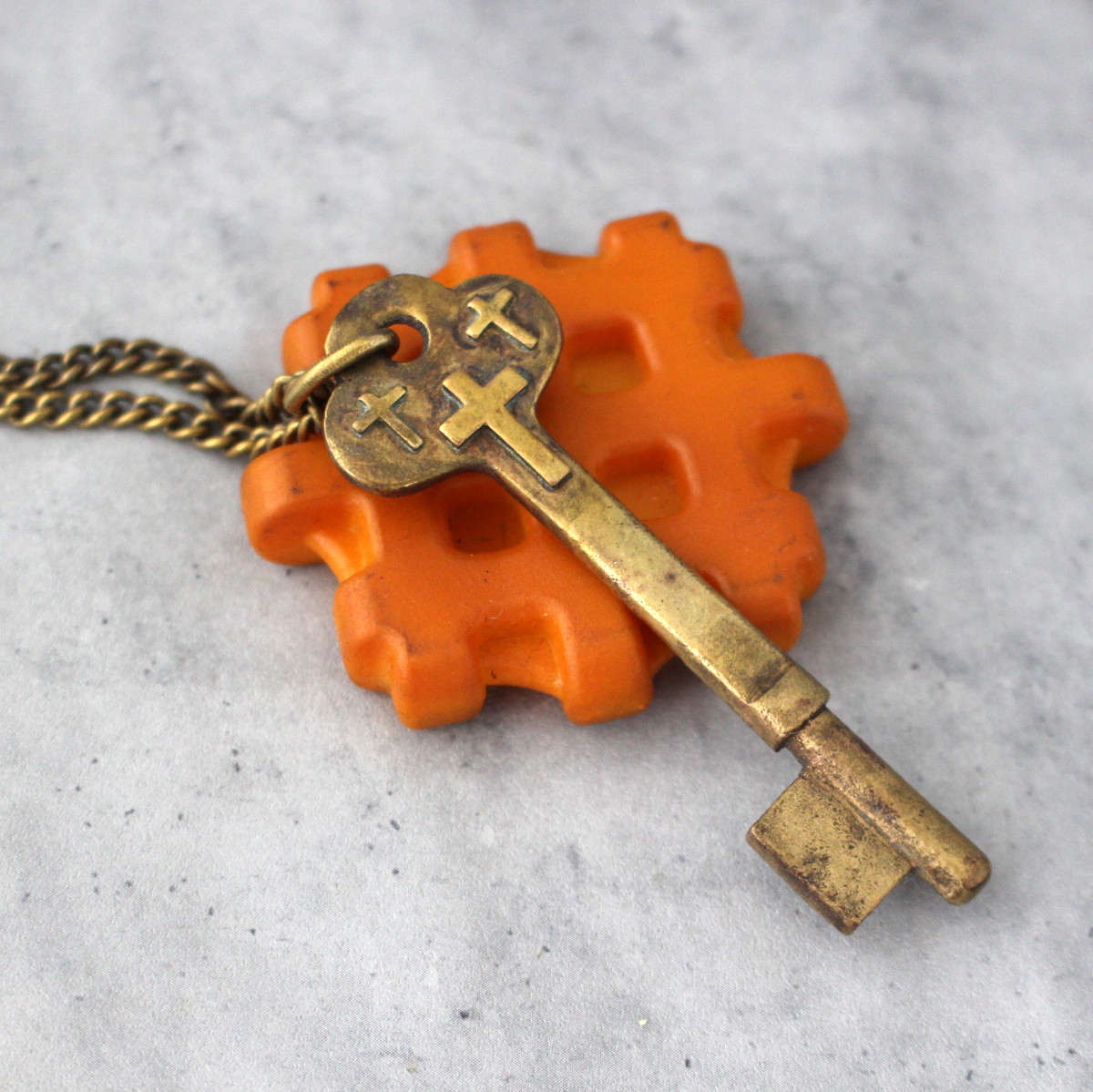 ヴィンテージのスケルトンキーをなんやかんやしてペンダントを作りました＠様々な十字架