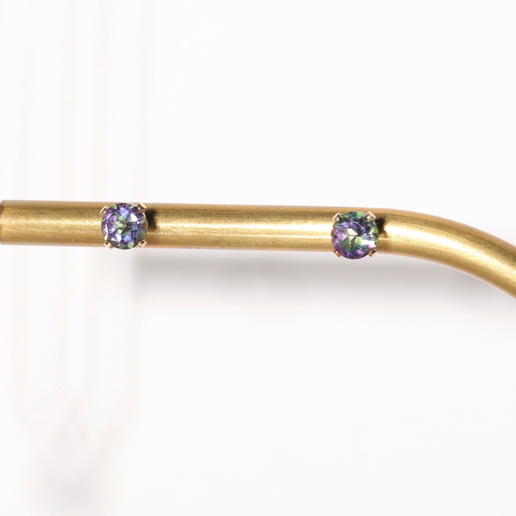 ミスティックトパーズ一粒ピアス◇4mm◇スタッド◇金属アレルギー対応【14kgf/ステンレス】11月誕生石天然石オーロラ