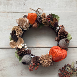 ベル付き フレッシュグリーンの針葉樹クリスマスリース ドライフラワー