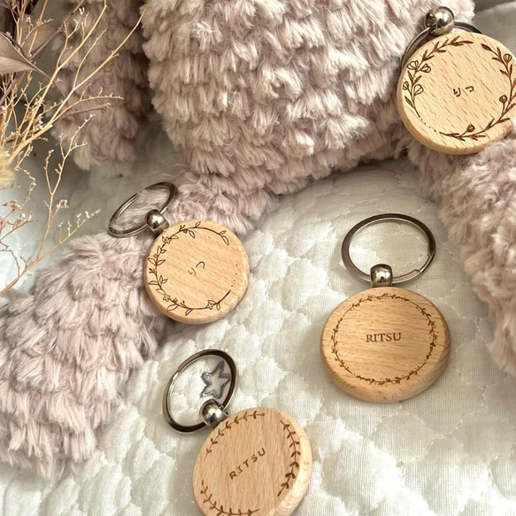 【木製名入れキーホルダー｜選べるフレーム4種類】おしゃれ 出産祝い 父の日母の日 2枚目の画像