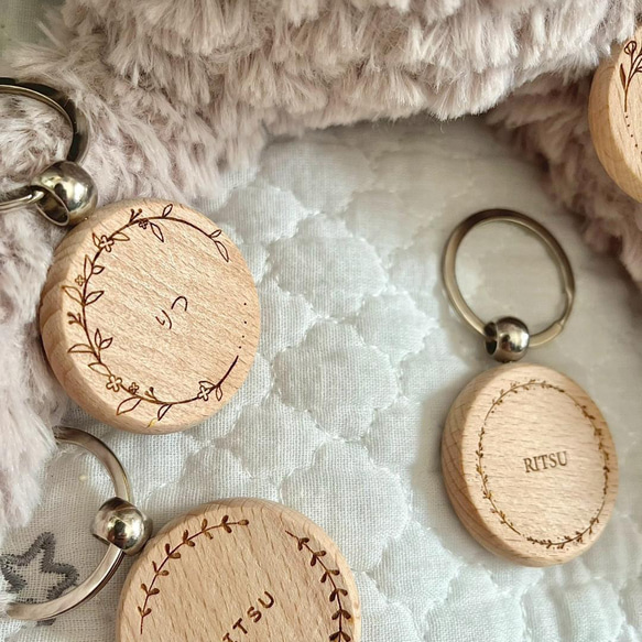 【木製名入れキーホルダー｜選べるフレーム4種類】おしゃれ 出産祝い 父の日母の日 3枚目の画像