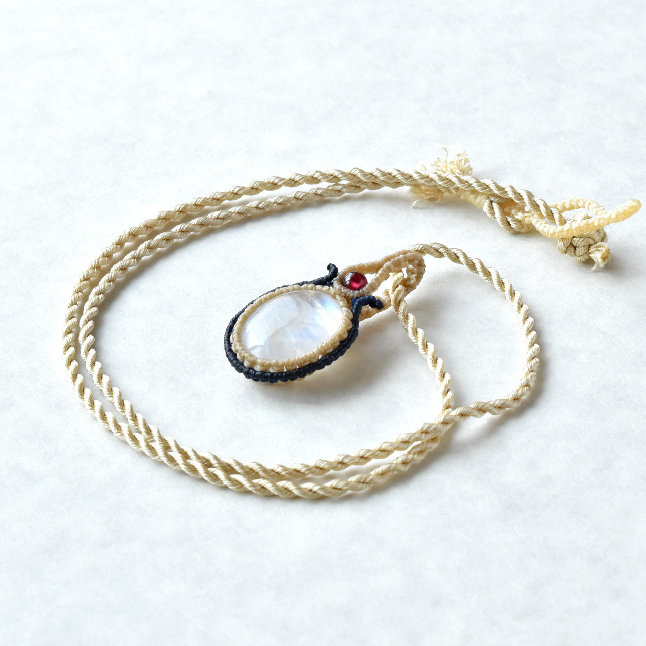 レインボームーンストーンのマクラメ編みペンダント・シルク首紐・金属アレルギー対応【セフィラ −天のしずく−】シリーズ