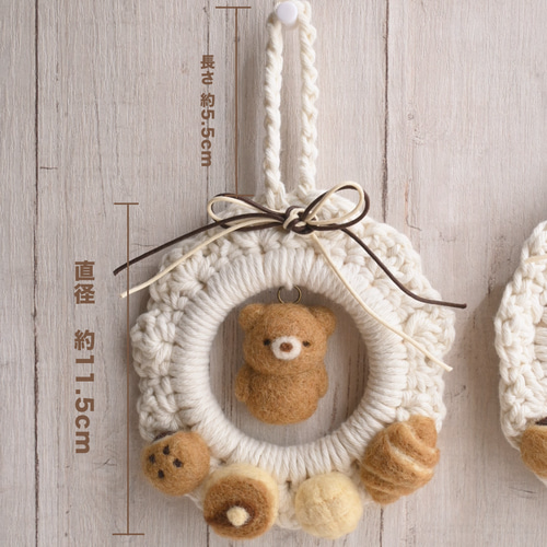 リース クマ ハンドメイド 羊毛フェルト パン屋に飾られているコットンリース