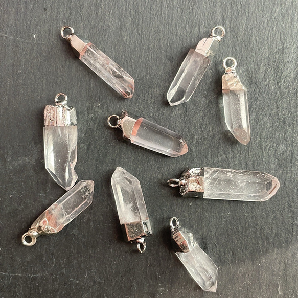 水晶ペンダントヘッドパーツ　中（シルバー）１個 1枚目の画像