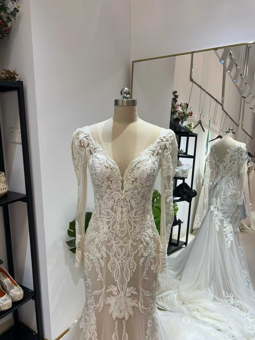 送料無料！ウエディングドレス マーメイドライン ロングスリーブ 魅惑の花レース 海外挙式ドレス ロングトレーン 結婚式