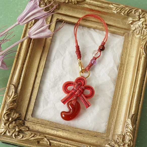 【神在月限定】赤めのう勾玉のバッグチャーム 1枚目の画像