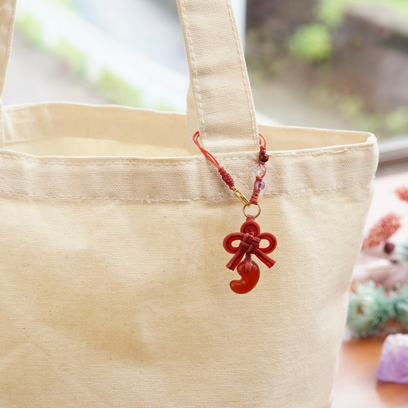 【神在月限定】赤めのう勾玉のバッグチャーム 2枚目の画像
