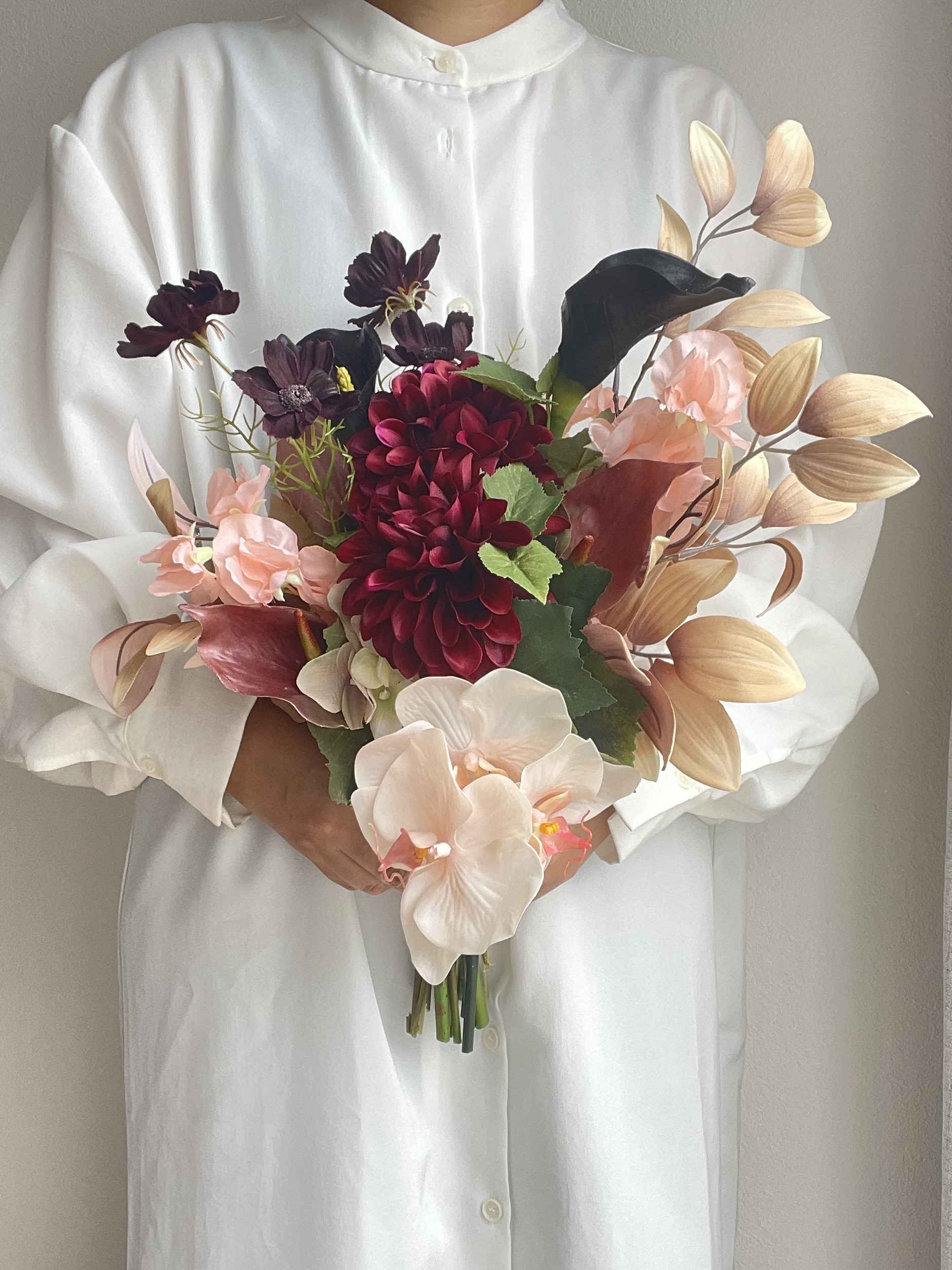 【特別価格/定価より5000円引き！】ボルドー×コーラル　ダリアとコチョウランの秋ブーケ（ブートニア付き）