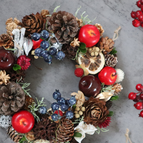 '25 クリスマス りんごと松ぼっくりと青いベリーのリース★22㎝ 2枚目の画像