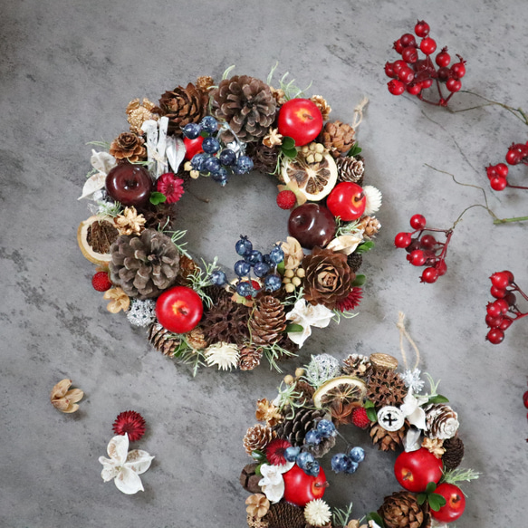 '25 クリスマス りんごと松ぼっくりと青いベリーのリース★22㎝ 1枚目の画像