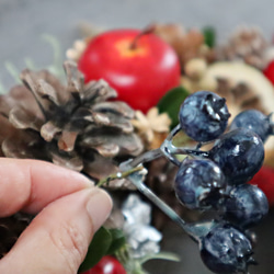 '25 クリスマス りんごと松ぼっくりと青いベリーのリース★22㎝ 3枚目の画像