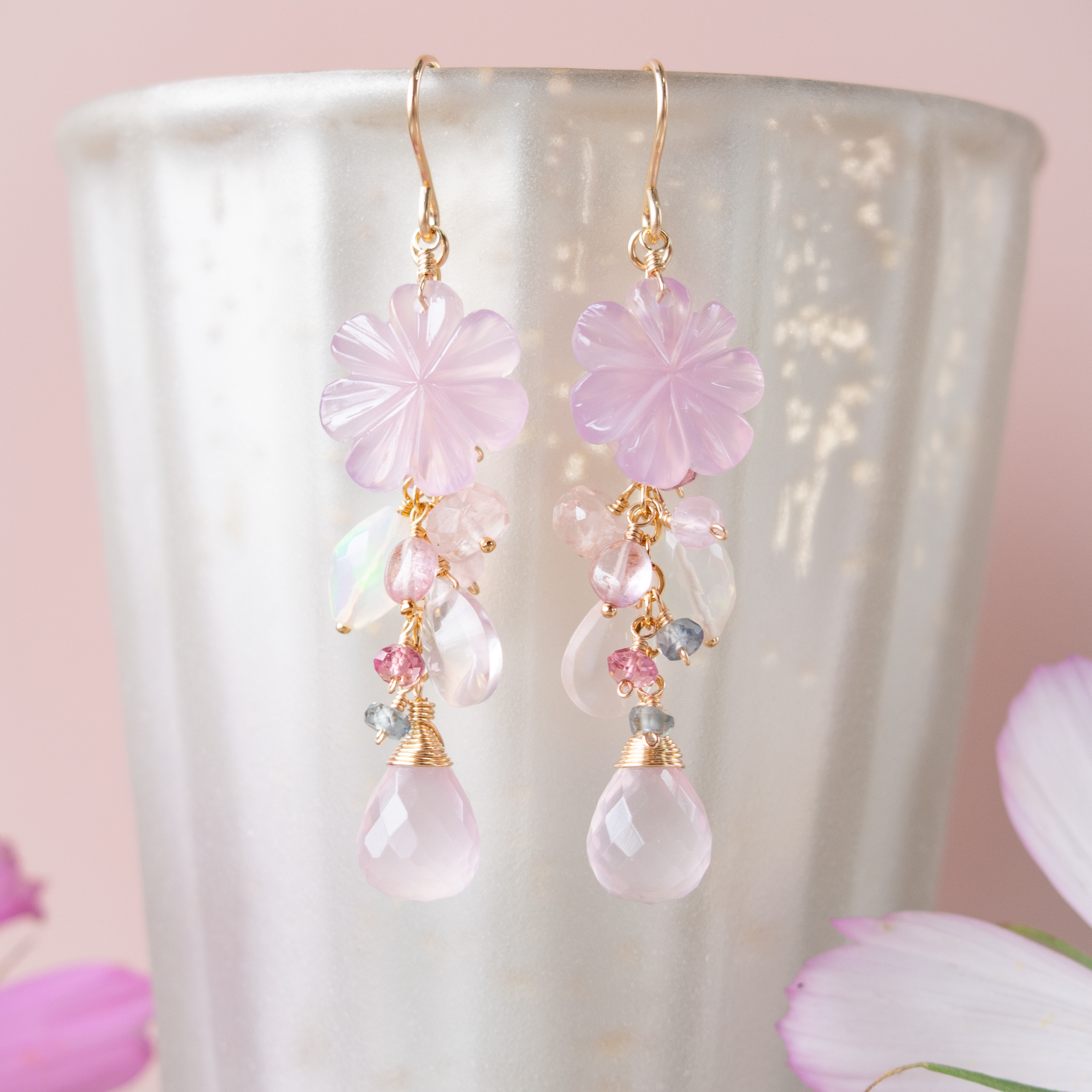 コスモス＊ライラックオニキスと天然石（ローズクォーツ・オパール）の彩りピアス（14KGF）／イヤリング