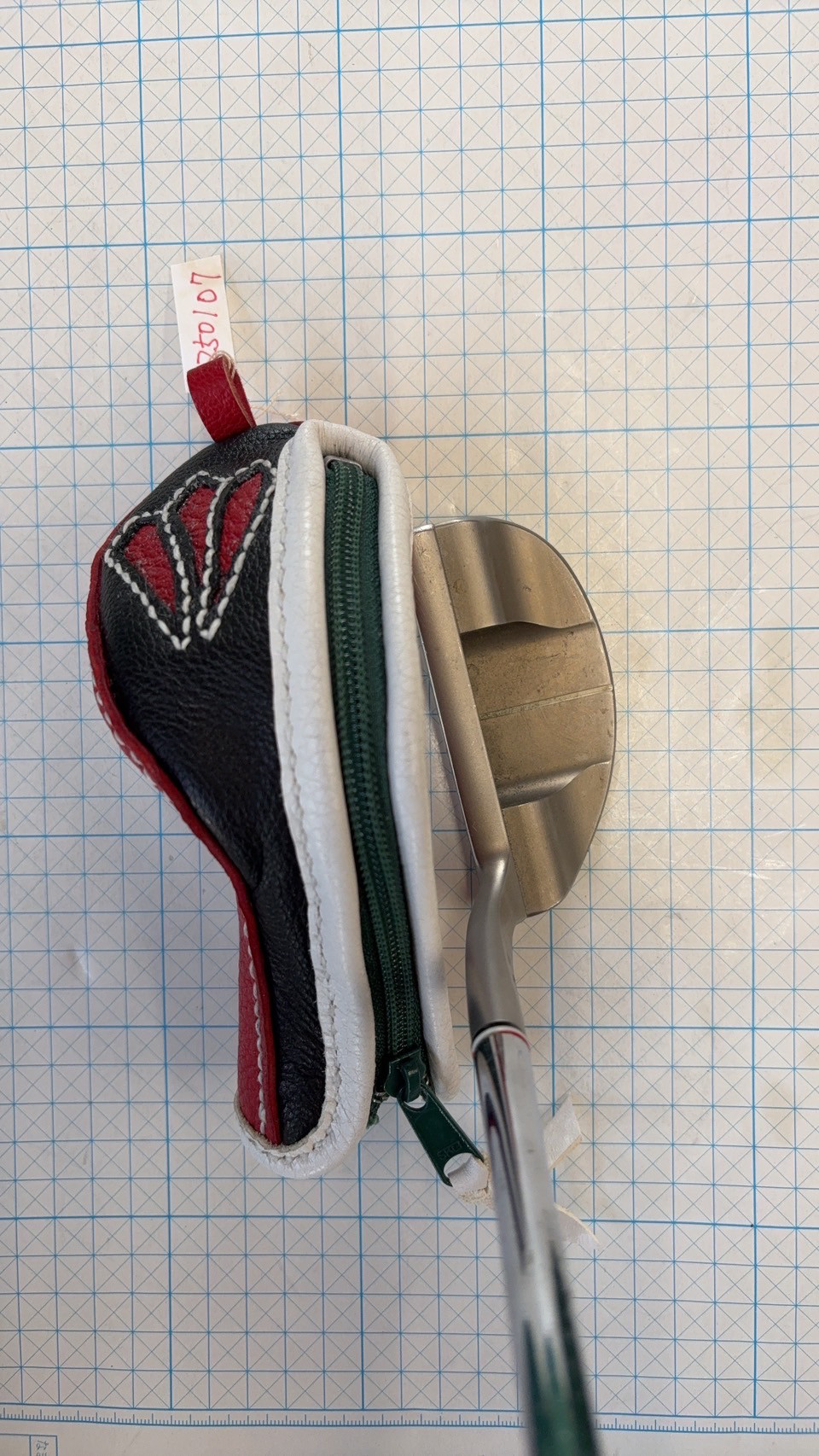 ゴルフパターカバー　Ｌマレット用パターカバー250107 牛革製で赤白黒の3色コンビ、ファスナーグリーン