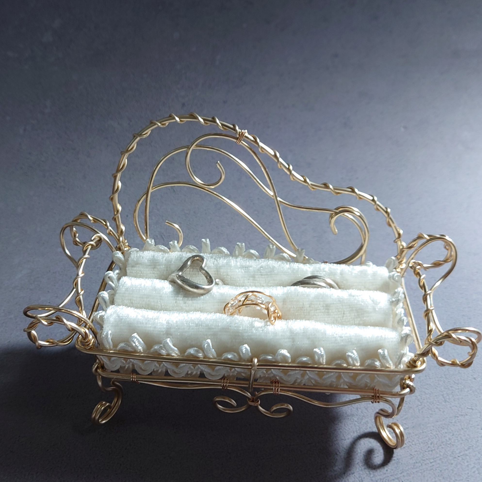 リングピロー 【ワイヤーソファ】秋 の ウエディング に　リング ディスプレイ にも ｜ 結婚式　指輪交換　式後も使える