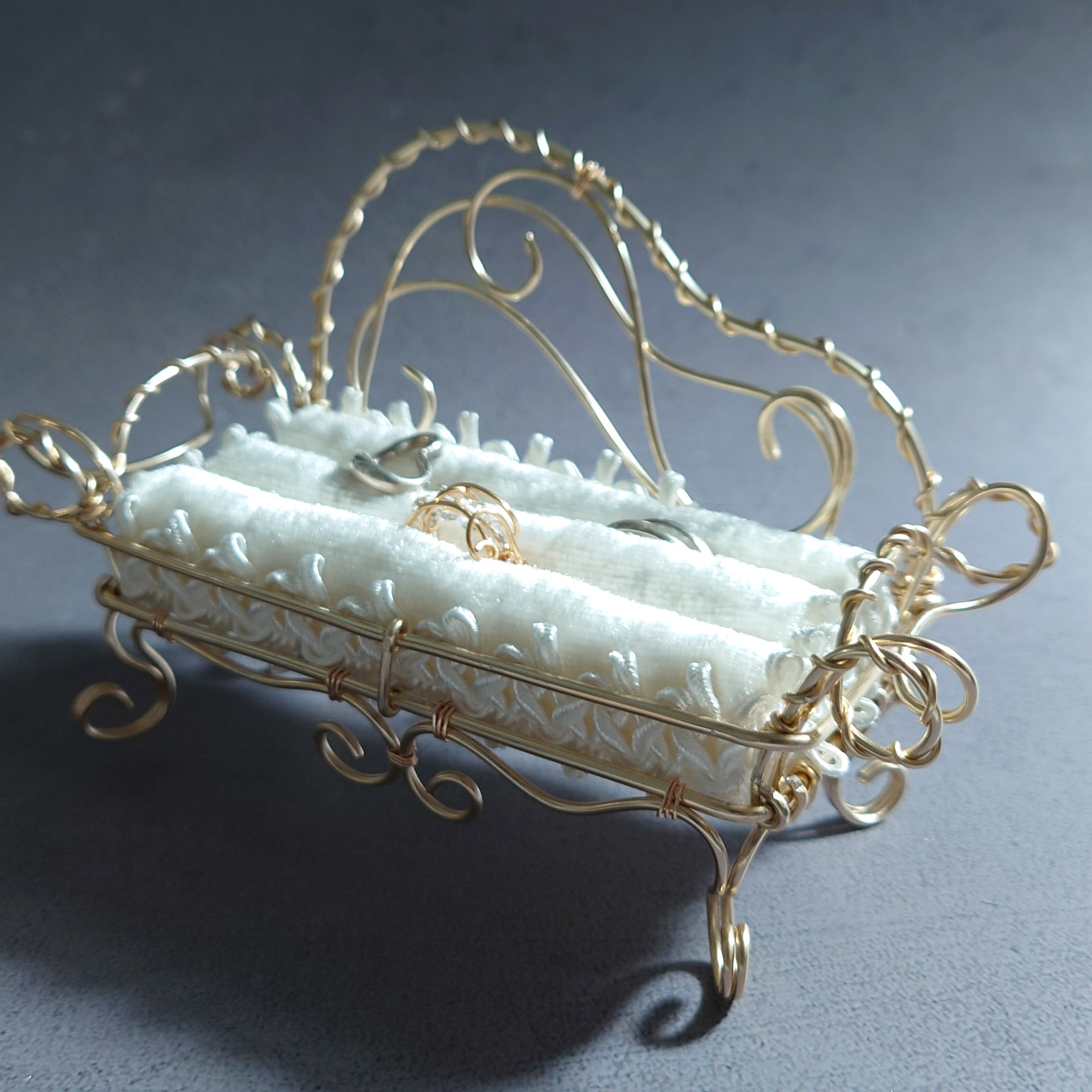 リングピロー 【ワイヤーソファ】秋 の ウエディング に　リング ディスプレイ にも ｜ 結婚式　指輪交換　式後も使える