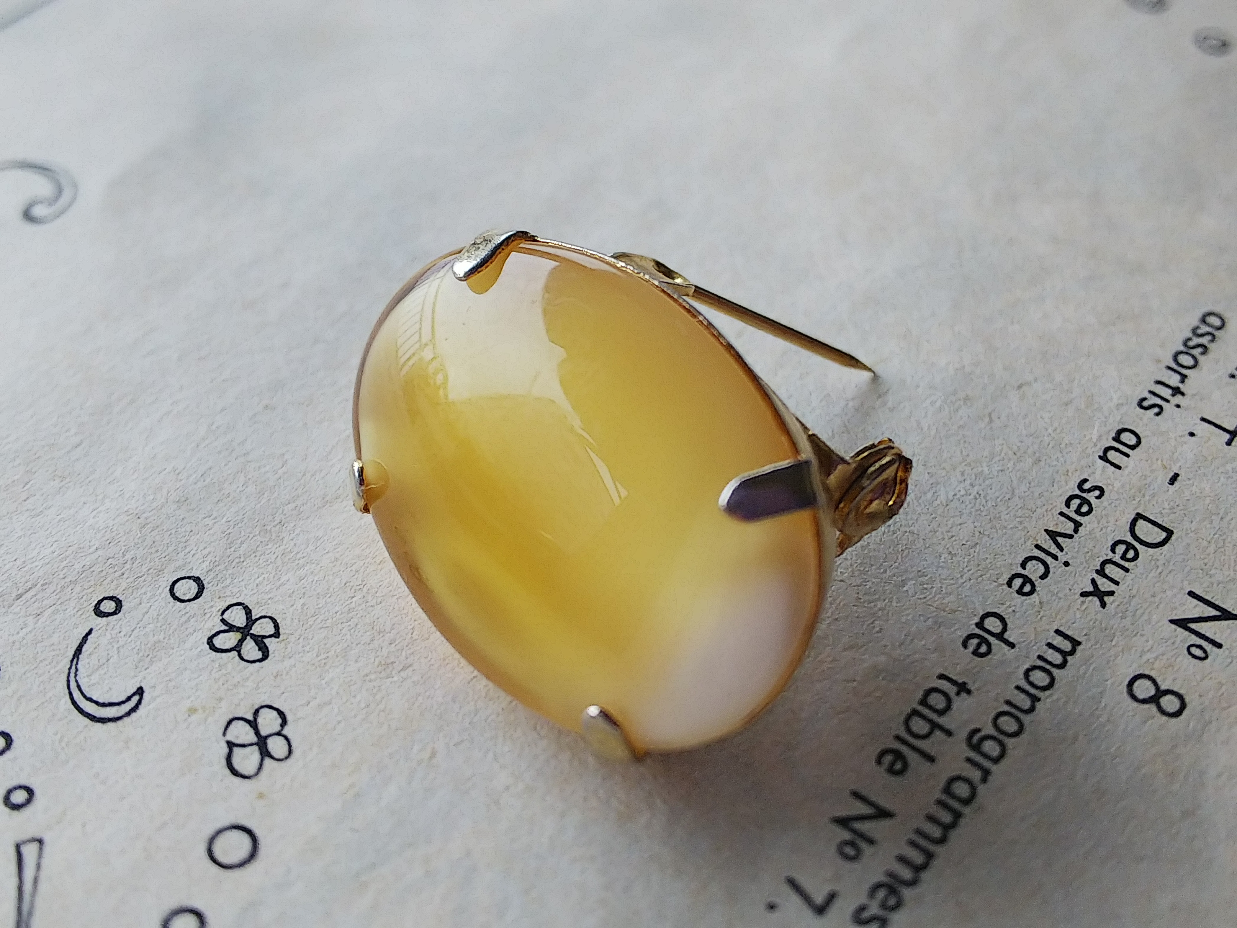 ヴィンテージ　月のようなクリーミーTopaz/Whiteグラデーション　シンプルブローチ