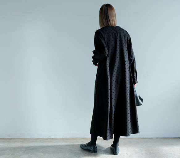 ポケット付き｜さらっと着られる◎ ｜ドット柄Uネックロングワンピース｜ブラック｜大人可愛い一枚｜長袖｜2326 3枚目の画像