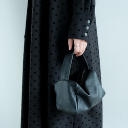 ポケット付き｜さらっと着られる◎ ｜ドット柄Uネックロングワンピース｜ブラック｜大人可愛い一枚｜長袖｜2326 7枚目の画像