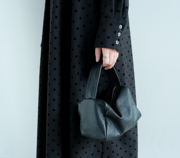 ポケット付き｜さらっと着られる◎ ｜ドット柄Uネックロングワンピース｜ブラック｜大人可愛い一枚｜長袖｜2326 7枚目の画像