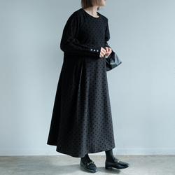 ポケット付き｜さらっと着られる◎ ｜ドット柄Uネックロングワンピース｜ブラック｜大人可愛い一枚｜長袖｜2326 1枚目の画像