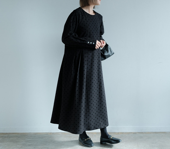 ポケット付き｜さらっと着られる◎ ｜ドット柄Uネックロングワンピース｜ブラック｜大人可愛い一枚｜長袖｜2326 1枚目の画像