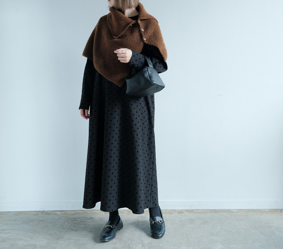 ポケット付き｜さらっと着られる◎ ｜ドット柄Uネックロングワンピース｜ブラック｜大人可愛い一枚｜長袖｜2326 8枚目の画像