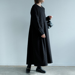 ポケット付き｜さらっと着られる◎ ｜ドット柄Uネックロングワンピース｜ブラック｜大人可愛い一枚｜長袖｜2326 2枚目の画像