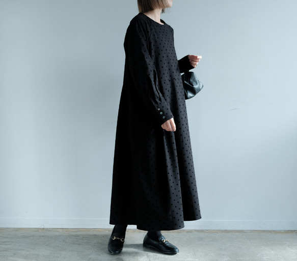 ポケット付き｜さらっと着られる◎ ｜ドット柄Uネックロングワンピース｜ブラック｜大人可愛い一枚｜長袖｜2326 2枚目の画像