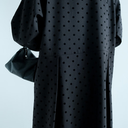 ポケット付き｜さらっと着られる◎ ｜ドット柄Uネックロングワンピース｜ブラック｜大人可愛い一枚｜長袖｜2326 5枚目の画像