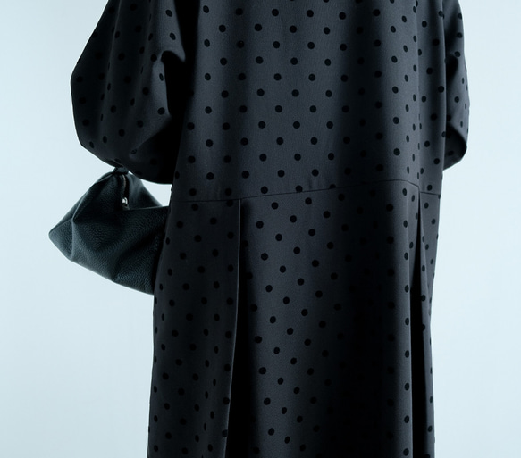 ポケット付き｜さらっと着られる◎ ｜ドット柄Uネックロングワンピース｜ブラック｜大人可愛い一枚｜長袖｜2326 5枚目の画像