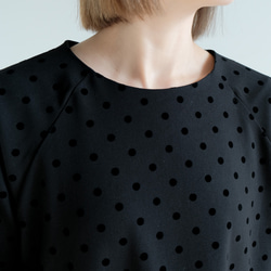 ポケット付き｜さらっと着られる◎ ｜ドット柄Uネックロングワンピース｜ブラック｜大人可愛い一枚｜長袖｜2326 4枚目の画像