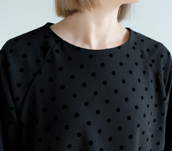 ポケット付き｜さらっと着られる◎ ｜ドット柄Uネックロングワンピース｜ブラック｜大人可愛い一枚｜長袖｜2326 4枚目の画像