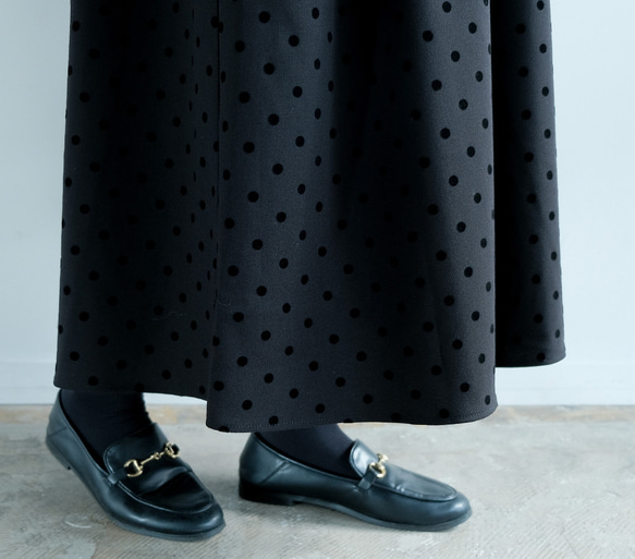 ポケット付き｜さらっと着られる◎ ｜ドット柄Uネックロングワンピース｜ブラック｜大人可愛い一枚｜長袖｜2326 6枚目の画像