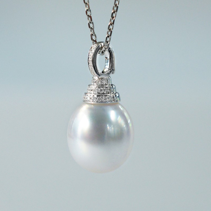 ルミナ 11-13mm ナンヤンホワイトネックレス（オーバルパールとダイヤモンドペンダント付き、18Kゴールド）。用途が広くエレ