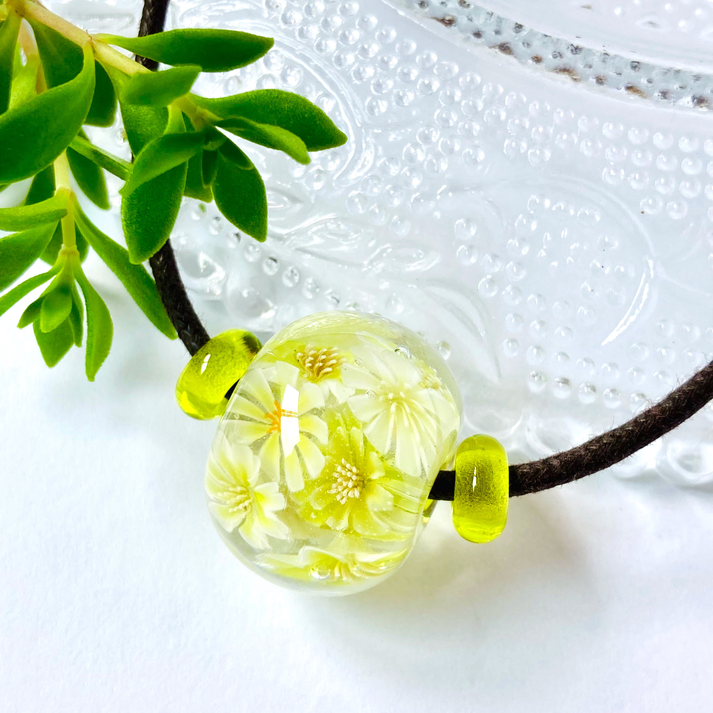 フラワーブーケ　とんぼ玉　ガラスネックレス　イエロー