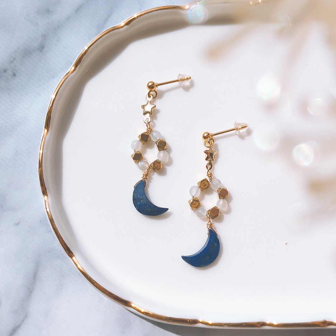 天然石ラピスラズリ 三日月シェイプ×ヘマタイト＆ホワイトジェイドのサークルイヤリングorピアス 4,000円