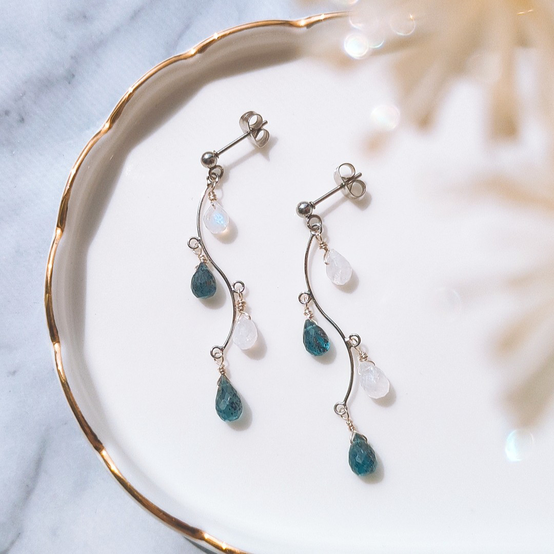 天然石インディゴブルーカイヤナイト×ブルームーンストーン ブリオレットカットの揺れるイヤリングorピアス