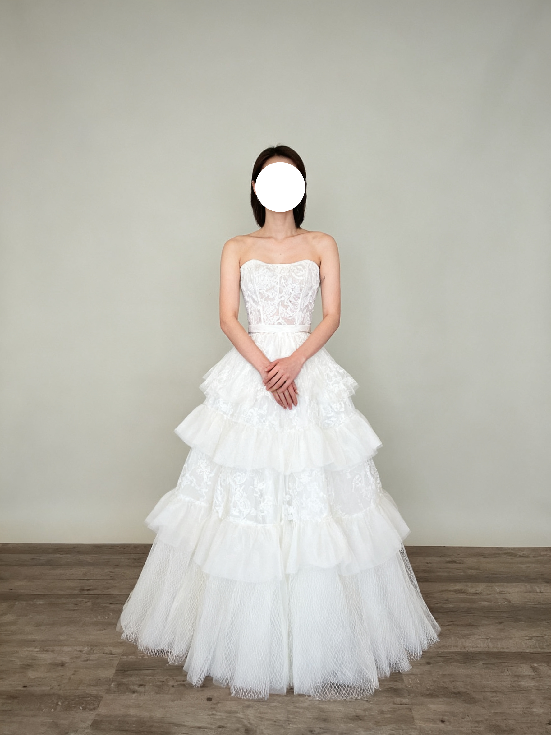 送料無料！ウエディングドレス 床付く ティアードのドレス 流れる透け花レース ベアトップ 花嫁 Aライン 細見えシルエッ