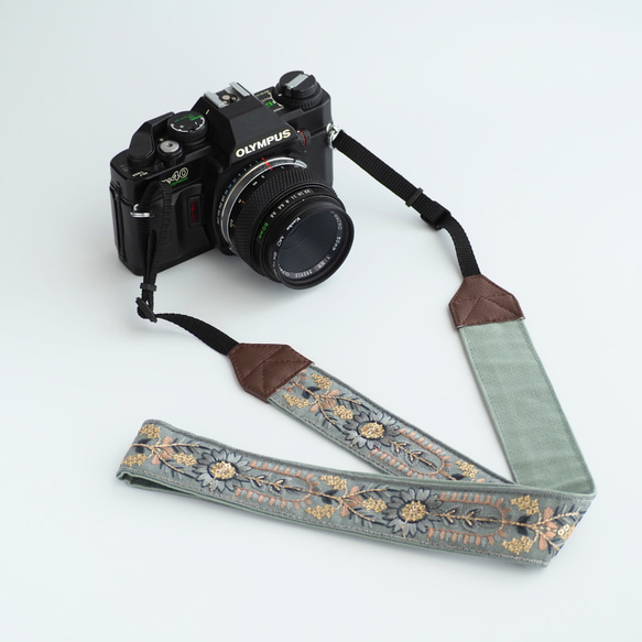 【アーチフラワー】ノーブルミント　カメラストラップ　インド刺繍　帆布 1枚目の画像