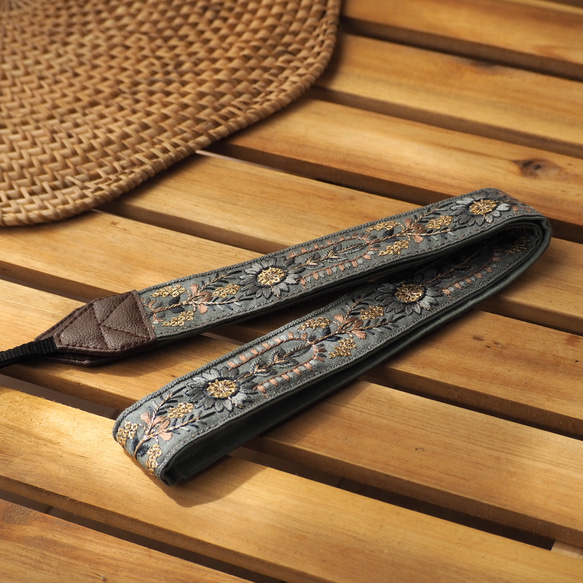 【アーチフラワー】ノーブルミント　カメラストラップ　インド刺繍　帆布 3枚目の画像