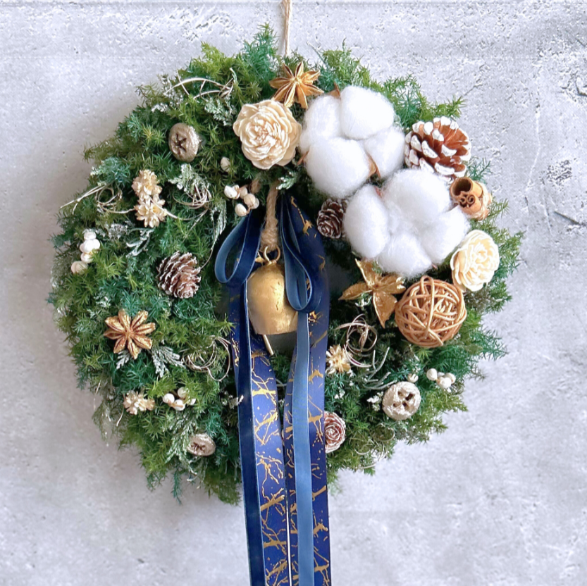 【クリスマスリース25cm】森の香りを纏う冬のナチュラルリース　プリザーブド　コットン　ネイビー　ゴールド　ラッピング