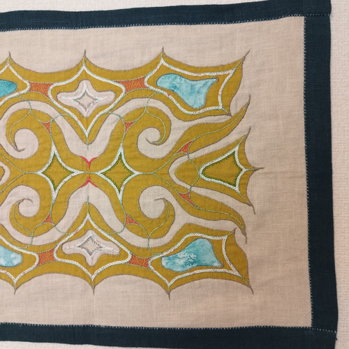 アイヌ刺繍（カパㇻミㇷ゚）タペストリー mintar（ミンタㇻ・庭