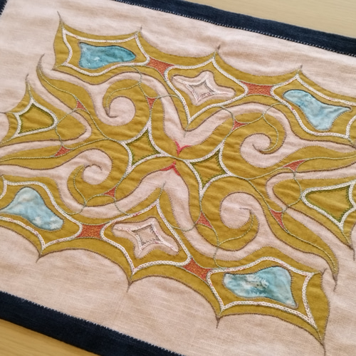 アイヌ刺繍（カパㇻミㇷ゚）タペストリー mintar（ミンタㇻ・庭