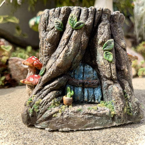 妖精が住むモルタルハウス】切り株のミニハウス型モルタル鉢/多肉植物