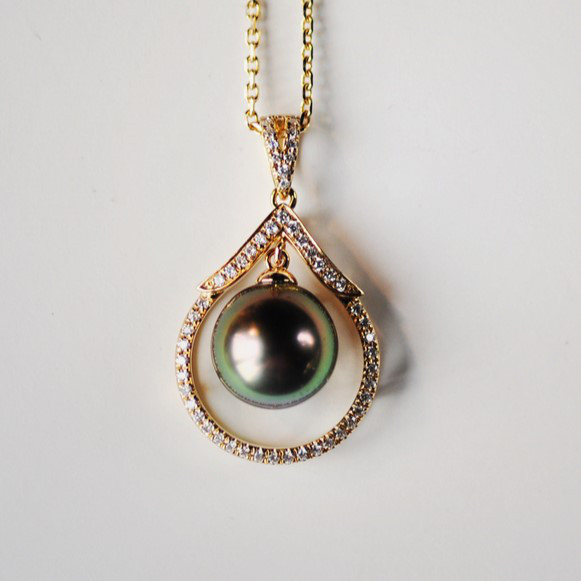 ルミナ 18Kゴールド ダイヤモンドペンダント 9-10mm 天然タヒチ黒蝶真珠ネックレス。ジャスミンプリンセスコレクションの、