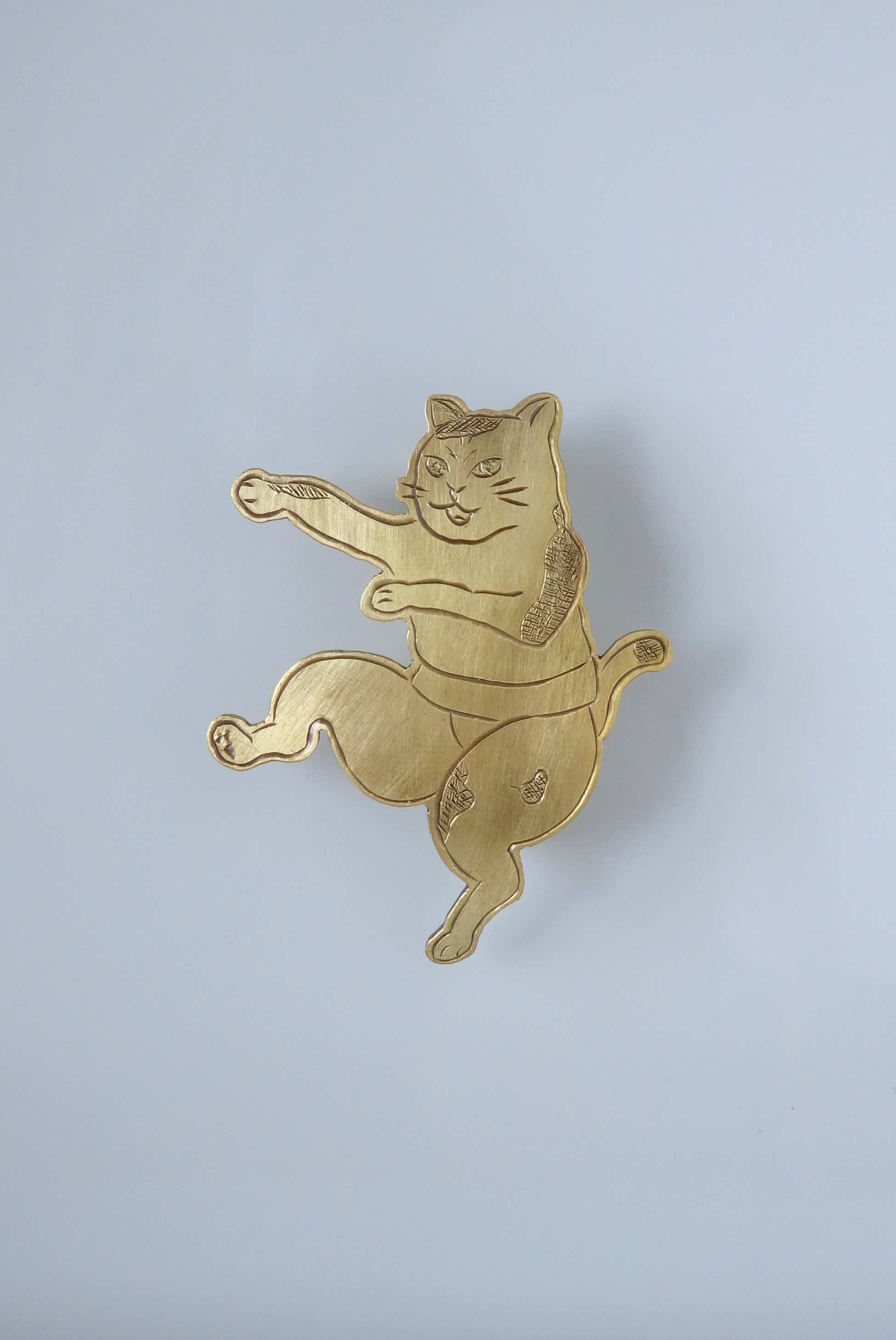 【受注制作】まわしを締めた猫ブローチ　脇があいている猫力士