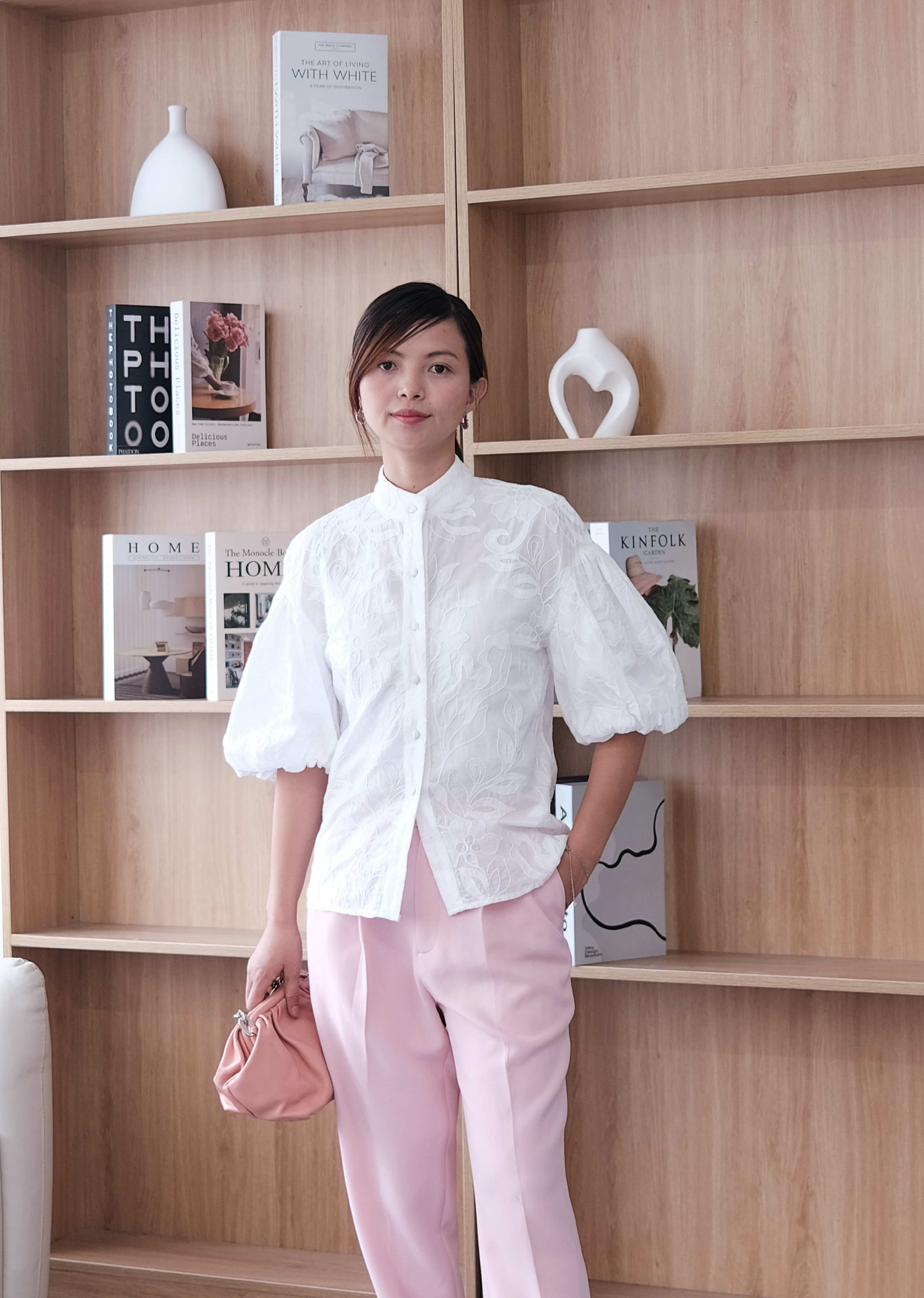 コットン刺繍スタンドカラー ブラウス（パフスリーブ） 6,942円