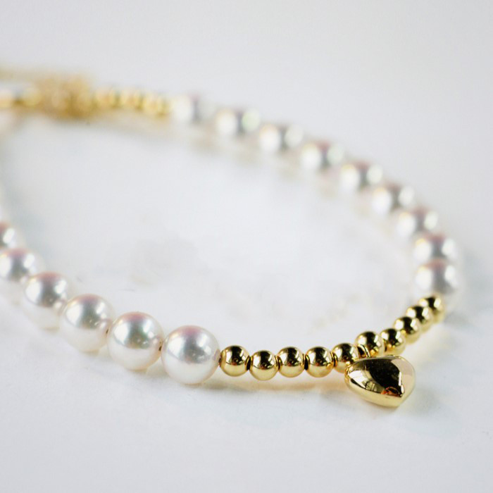 ルミナ 18Kゴールド 調節可能ハートブレスレット (4-6mm) 日本製アコヤ真珠を使用。シンプルで用途の広いギフトに最適です