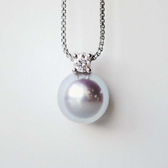 ルミナ 8.5-9.5mm アコヤグレーパールネックレス、ダイヤモンドと18Kゴールドペンダント付き。エレガントで高貴なクラシッ