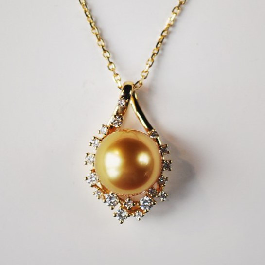 ルミナ10～11mm天然南洋真珠ネックレスと18Kゴールドダイヤモンドペンダント。エレガントでラグジュアリーなこの高級デザインは